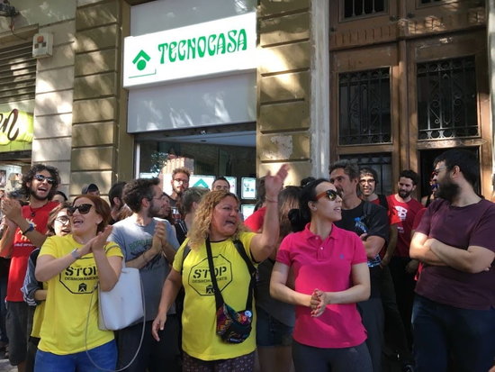 Protesters at an eviction in Barcelona on June 19, 2018 (by Júlia Pérez)